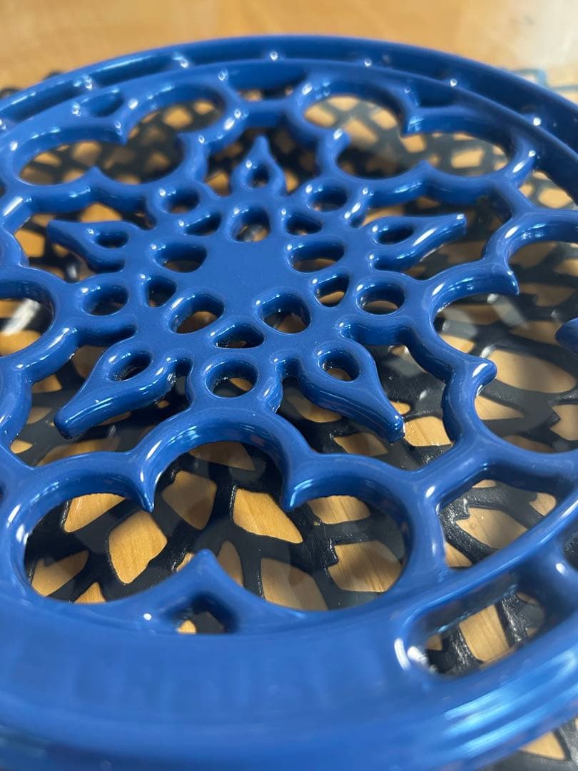 ル・クルーゼ　LE CREUSET 鋳鉄製の花模の 鍋敷　青 ペリドットブルー