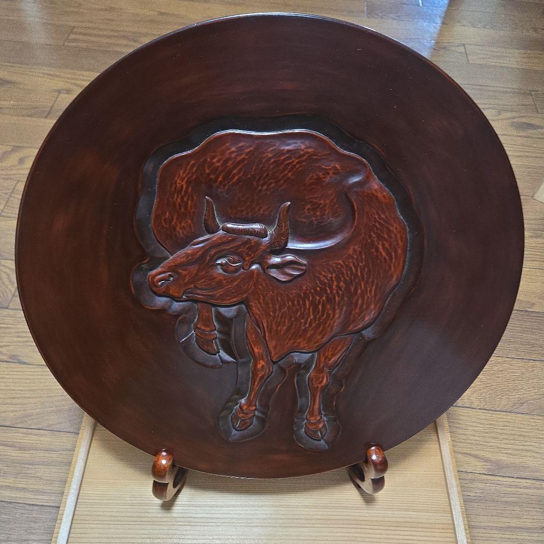 伝統工芸 漆器 鎌倉彫飾皿 和牛の浮彫り 銘有り