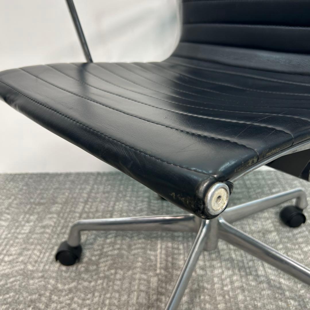 B. ハーマンミラー キャスターチェア アルミナムチェア 本革