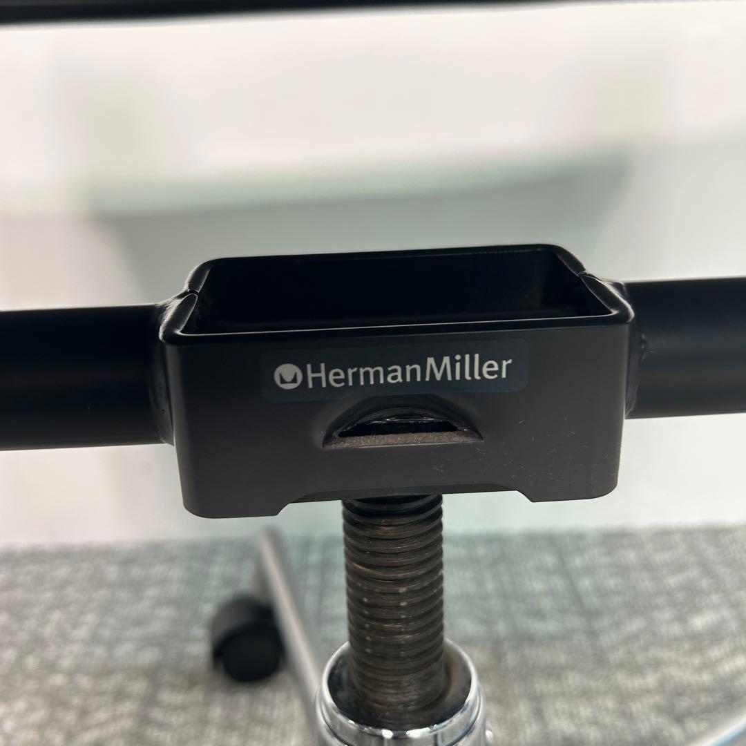 B. ハーマンミラー キャスターチェア アルミナムチェア 本革