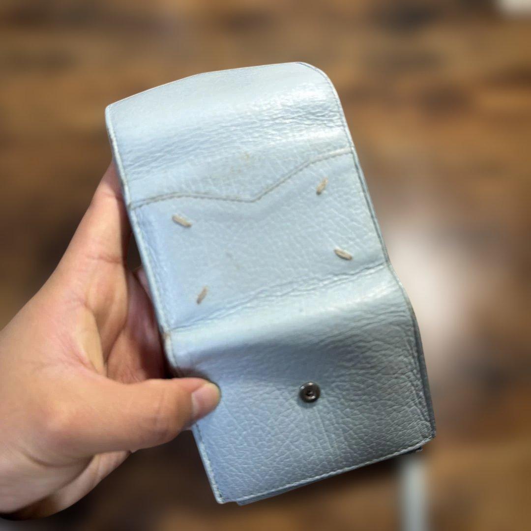 メゾンマルジェラ エンベロープ 三つ折財布 エンボス素材 ブルー