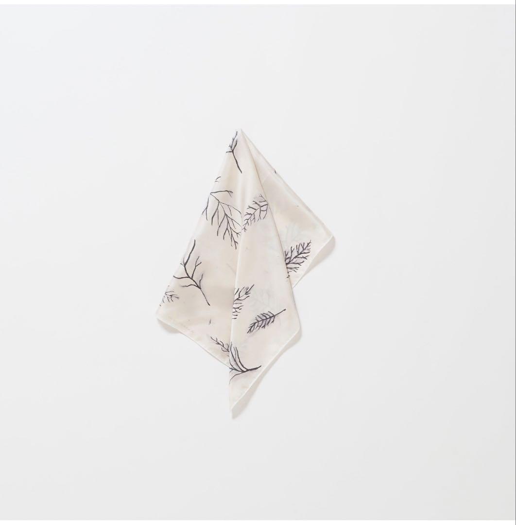 Yoli◯“Return to White”scarf
