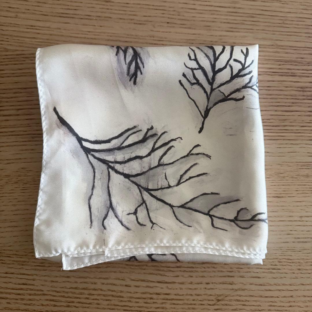 Yoli◯“Return to White”scarf