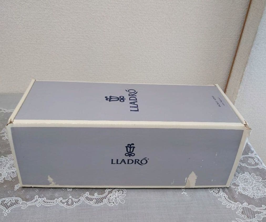 リヤドロ　LIADRO 読書する貴婦人　エレガント　箱あり