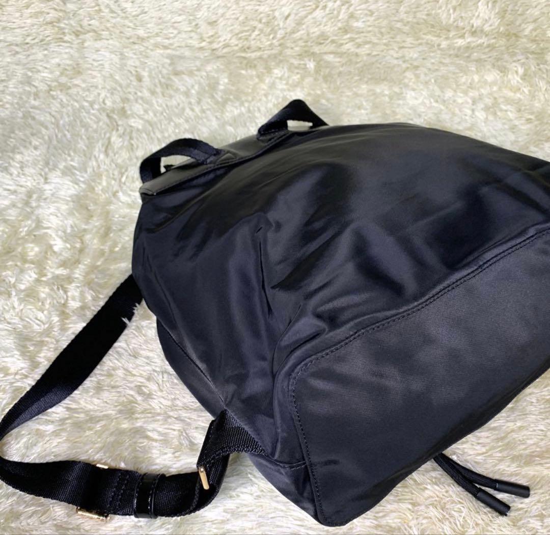 トリーバーチ ナイロン リュック ブラック 大容量 フラップ バックパック 巾着