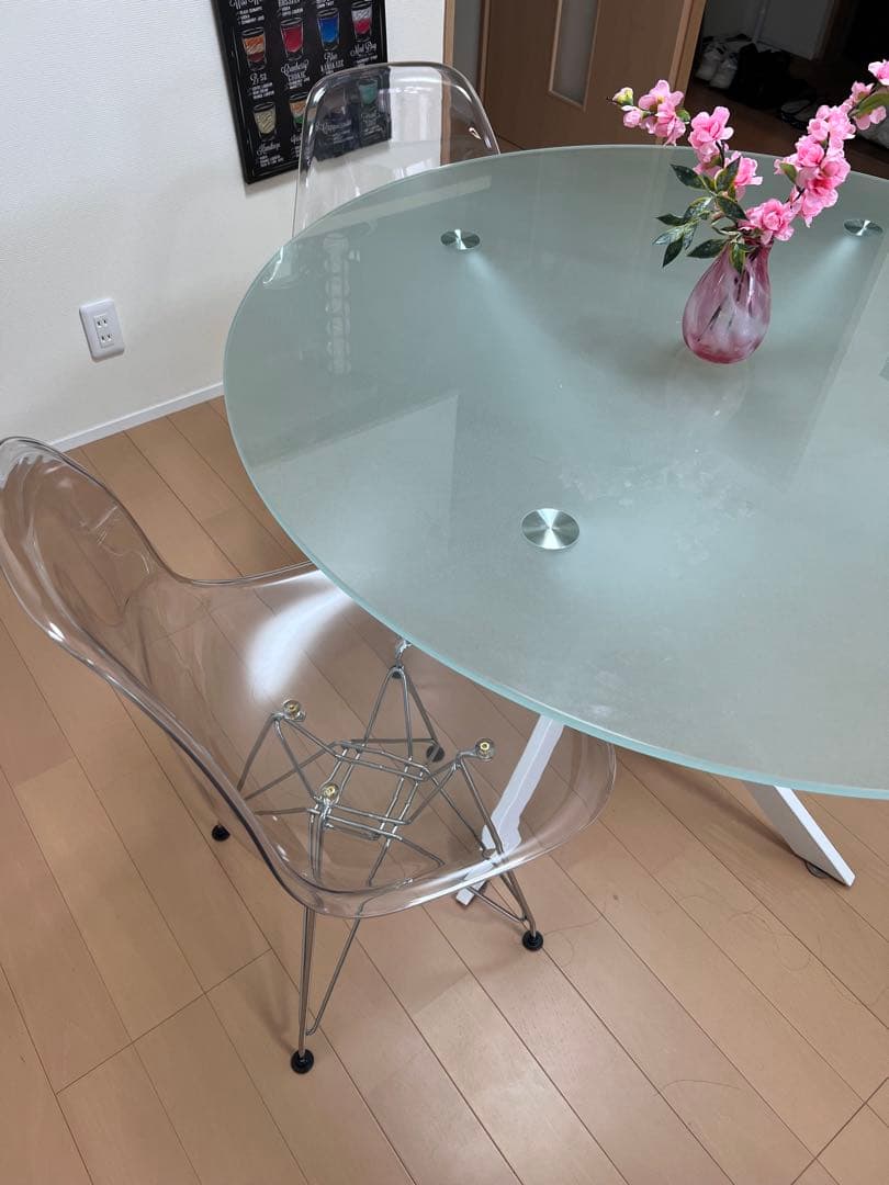 透明アクリルチェアとガラステーブルセット