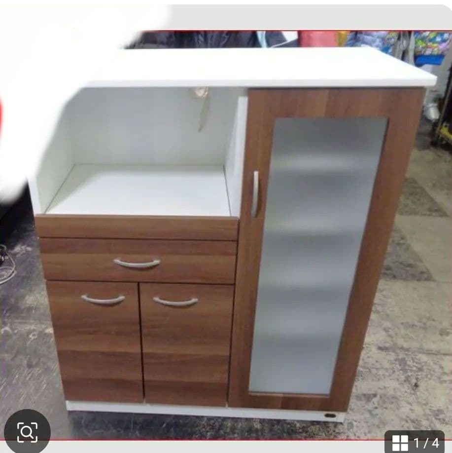 ホワイトとブラウンの食器棚