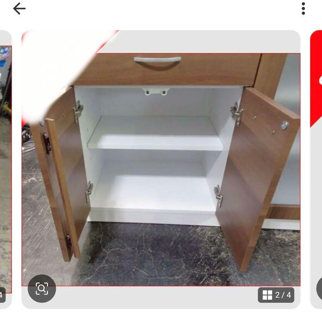 ホワイトとブラウンの食器棚