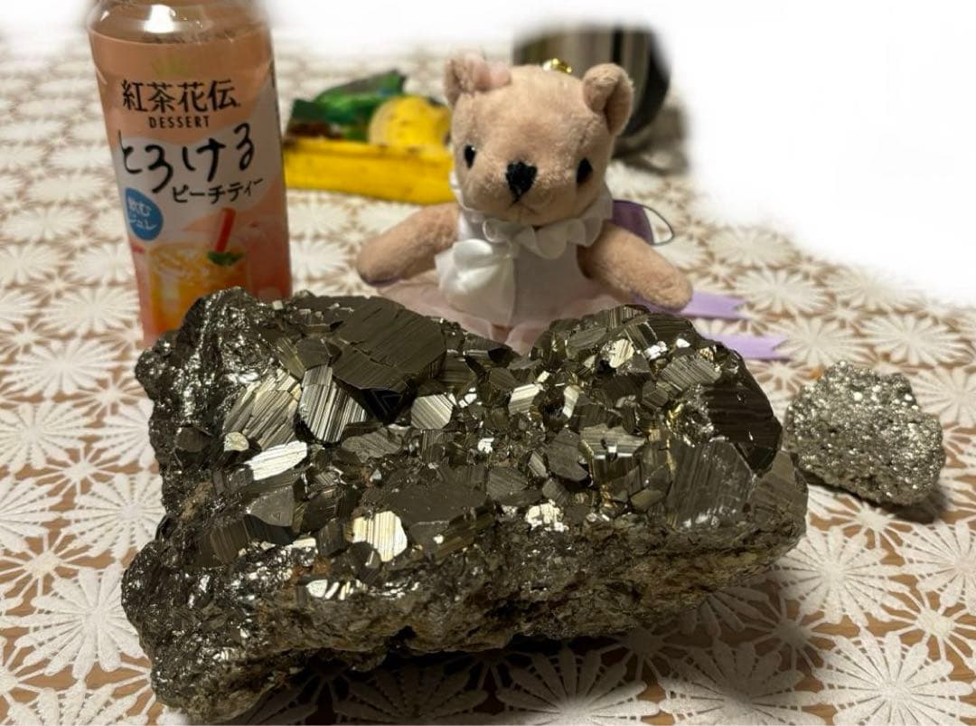 黄鉄鉱 パイライト の上には、多くの正三角形があり、誰か知っていますか？