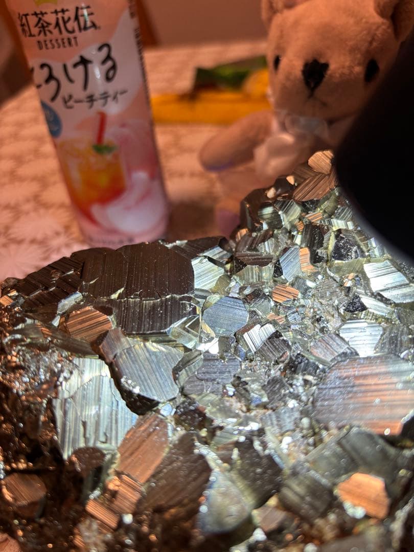 黄鉄鉱 パイライト の上には、多くの正三角形があり、誰か知っていますか？