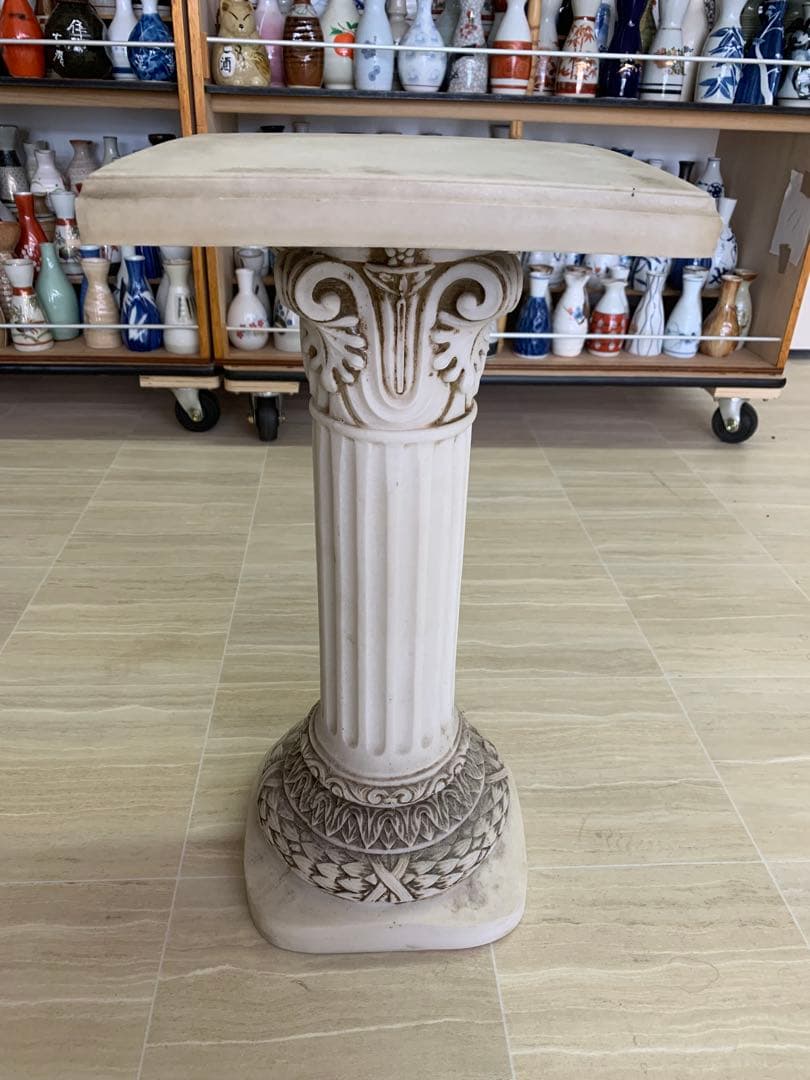 古典的な柱デザインの装飾テーブル　アンティーク調