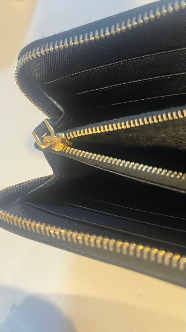 PRADA ブラックレザー 長財布