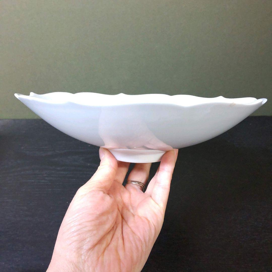 （765)✿特価★有田焼★人間国宝★井上萬二作★白磁牡丹彫刻皿★破魔オマケ付き