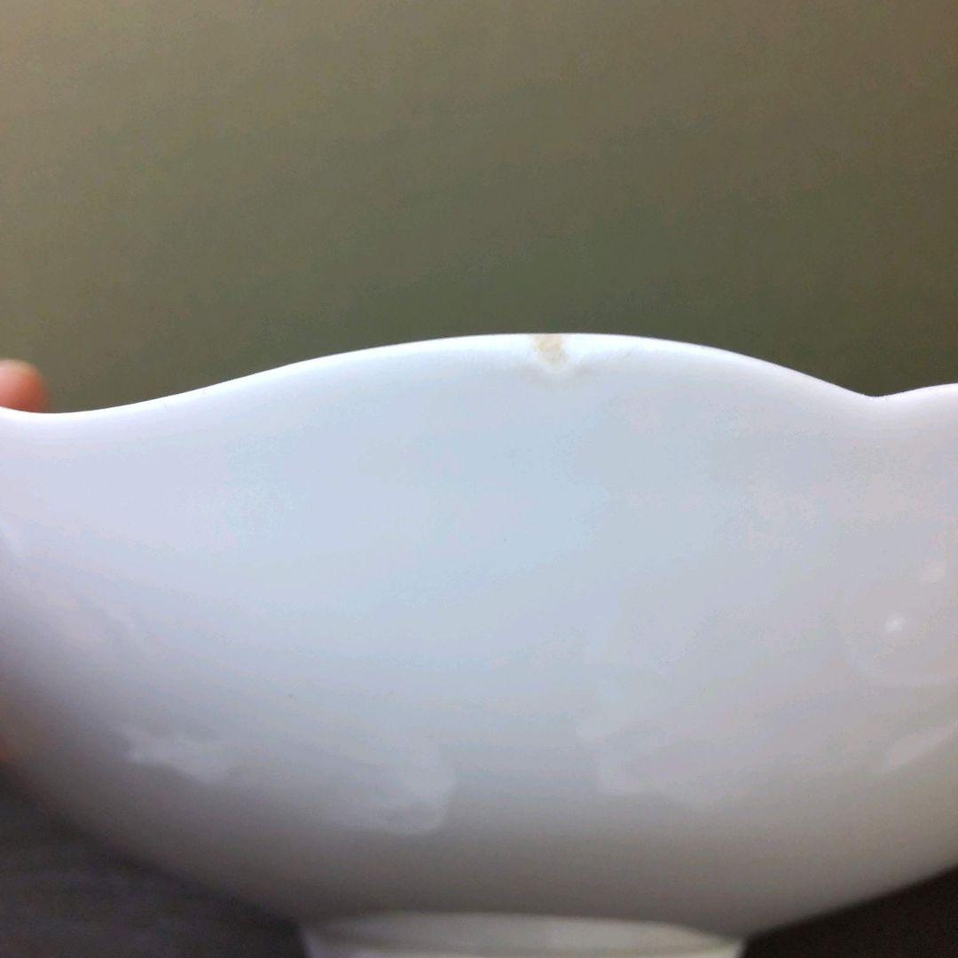 （765)✿特価★有田焼★人間国宝★井上萬二作★白磁牡丹彫刻皿★破魔オマケ付き