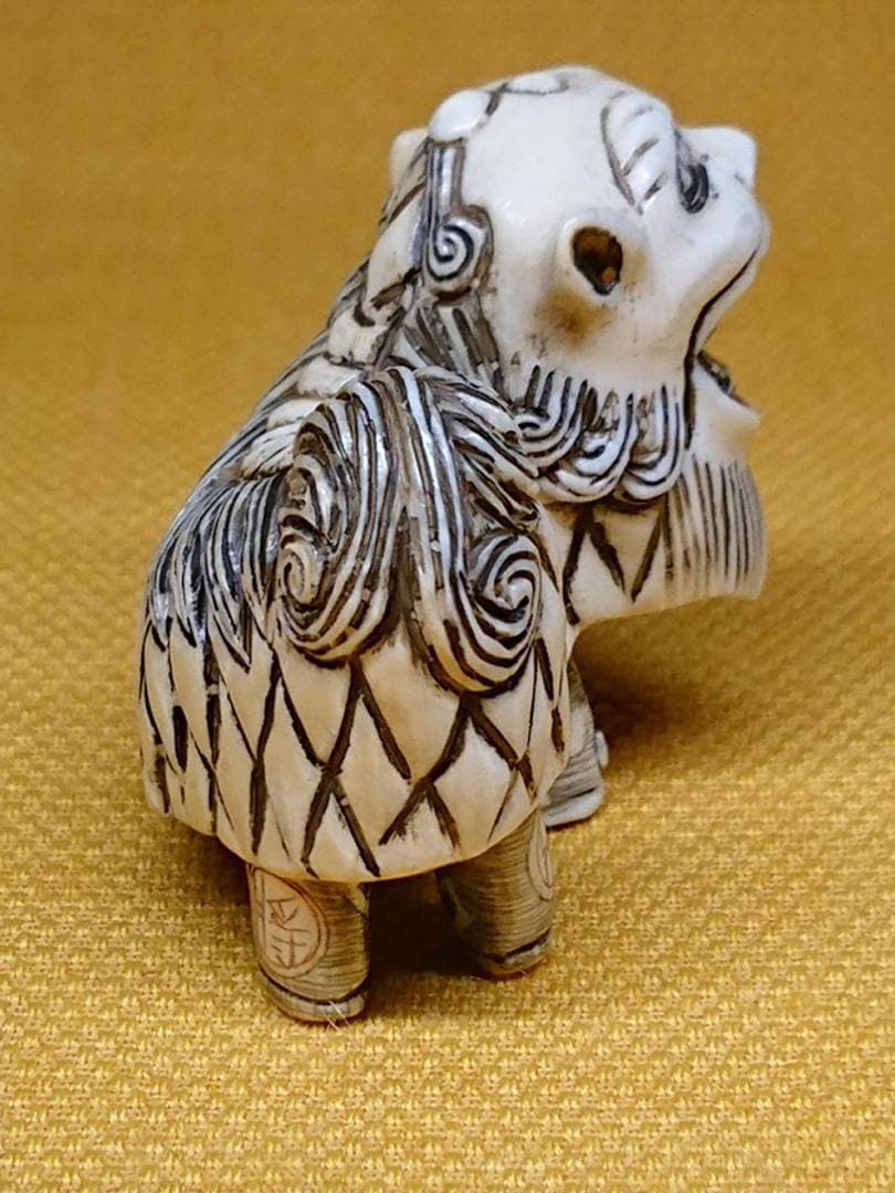 獅子舞　天然素材　彫刻　彫像　根付　置物　インテリア　工芸品　美術品　A2558