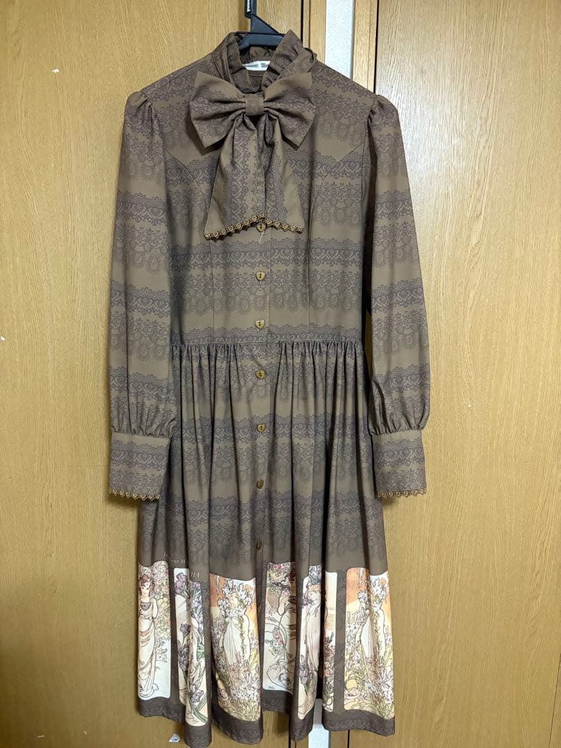 Innocent World ミュシャスタンドカラードレス