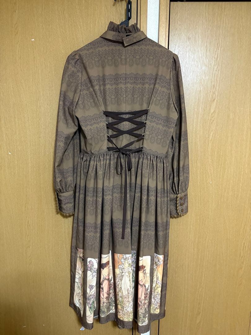 Innocent World ミュシャスタンドカラードレス