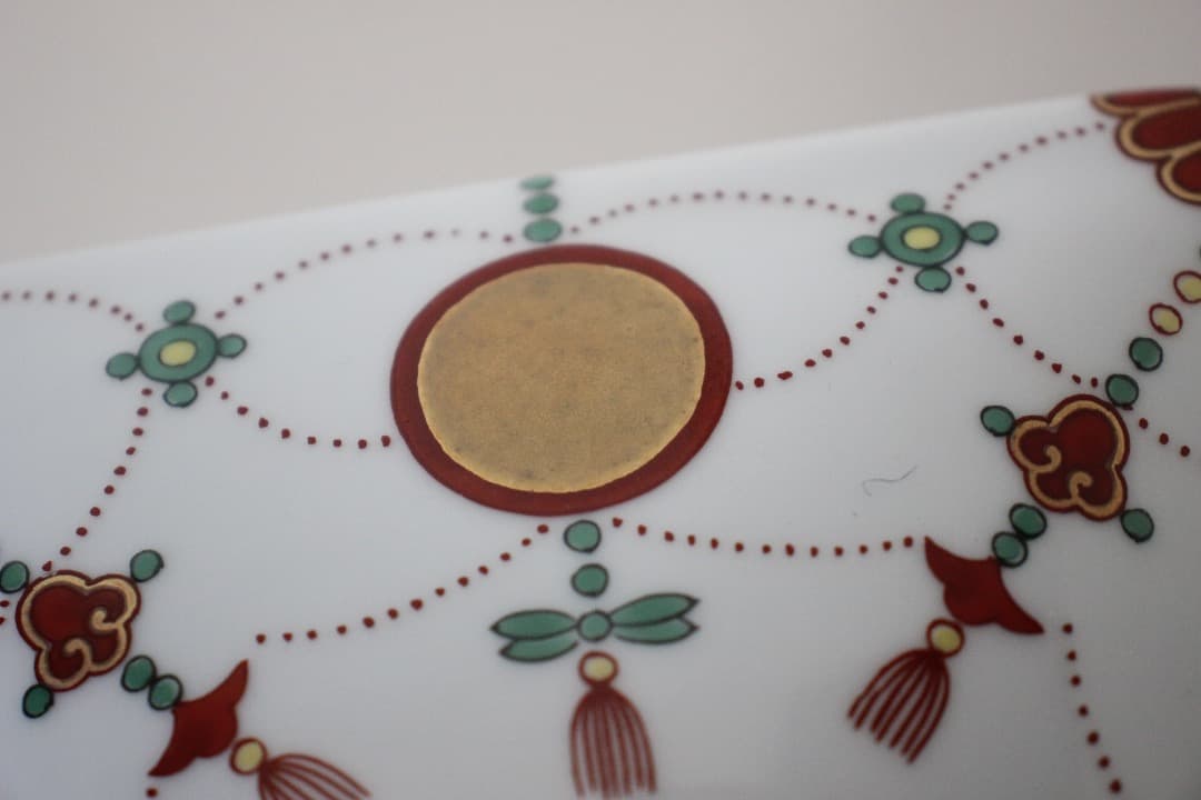 未使用・箱入　有田焼　賞美堂　其泉窯　錦日輪赤玉瓔珞紋２段重　角２段重