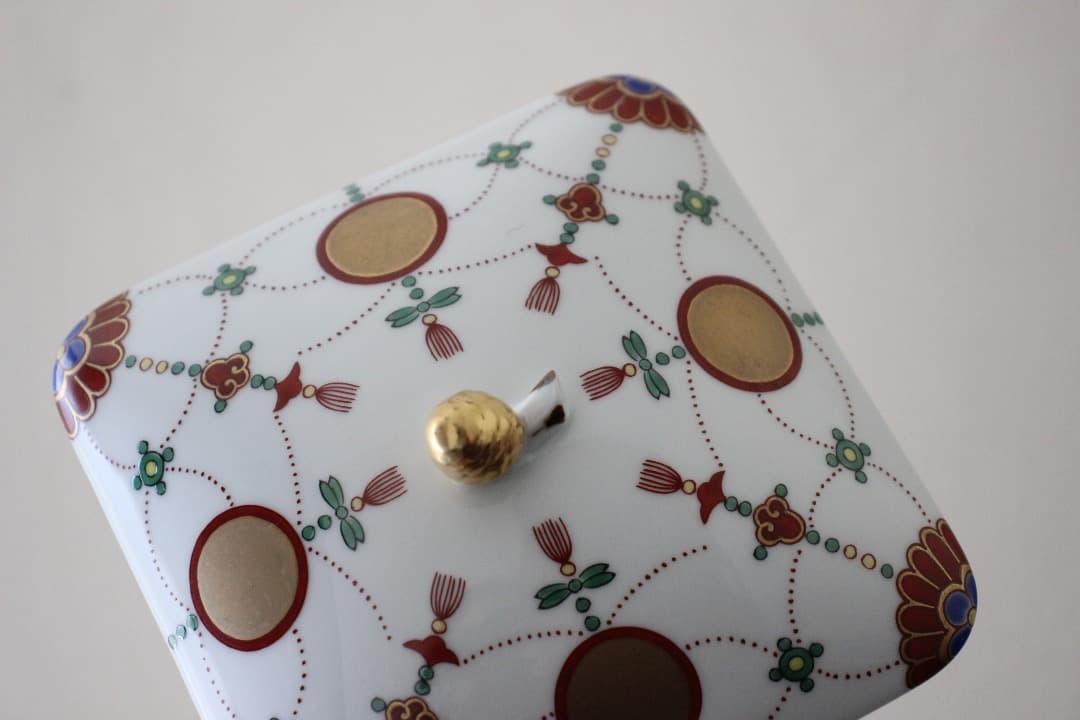 未使用・箱入　有田焼　賞美堂　其泉窯　錦日輪赤玉瓔珞紋２段重　角２段重