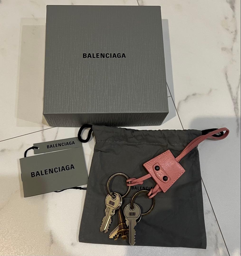 最終価格 バレンシアガ　ピンク バッグチャーム　エッフェル塔