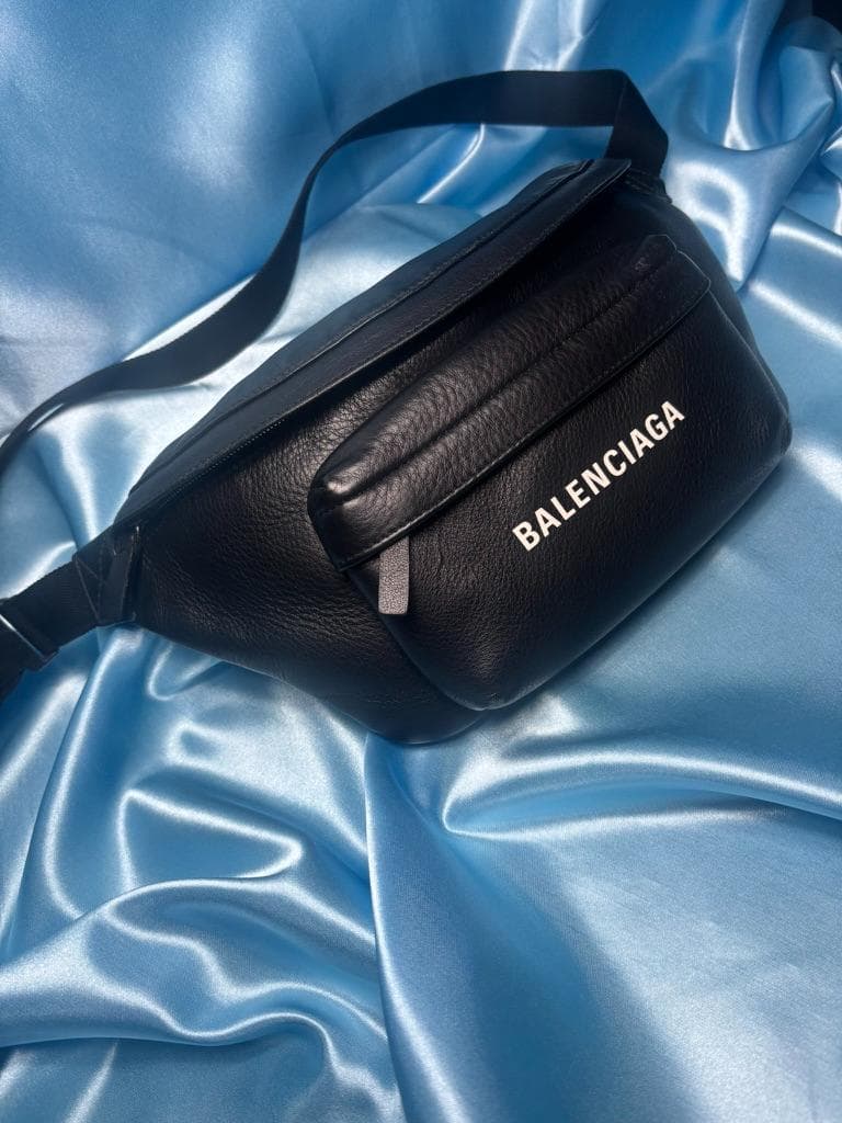 【極美品】BALENCIAGA ボディバッグ ウエストポーチ レザー ブラック