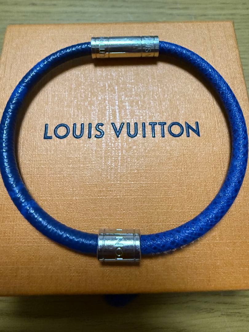 LOUIS VUITTON 青 レザーブレスレット・ネオスプリット