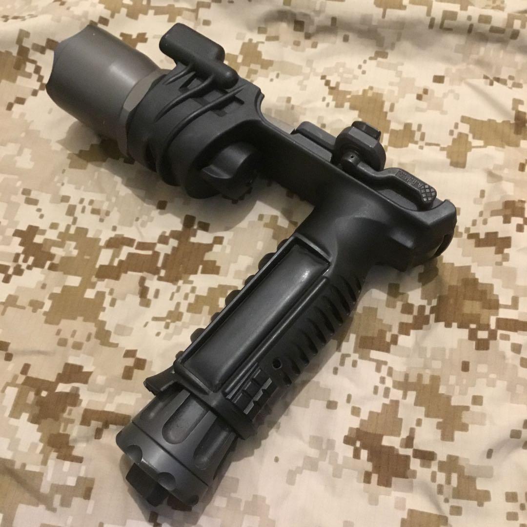 中古激レアSUREFIRE M900Aレッド フォアグリップウェポンライト 旧型