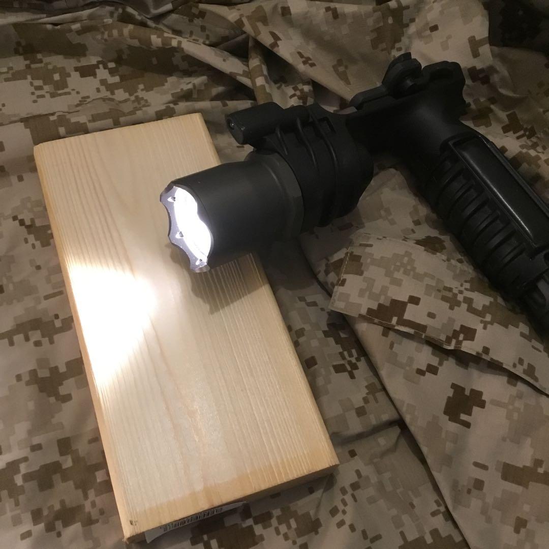 中古激レアSUREFIRE M900Aレッド フォアグリップウェポンライト 旧型