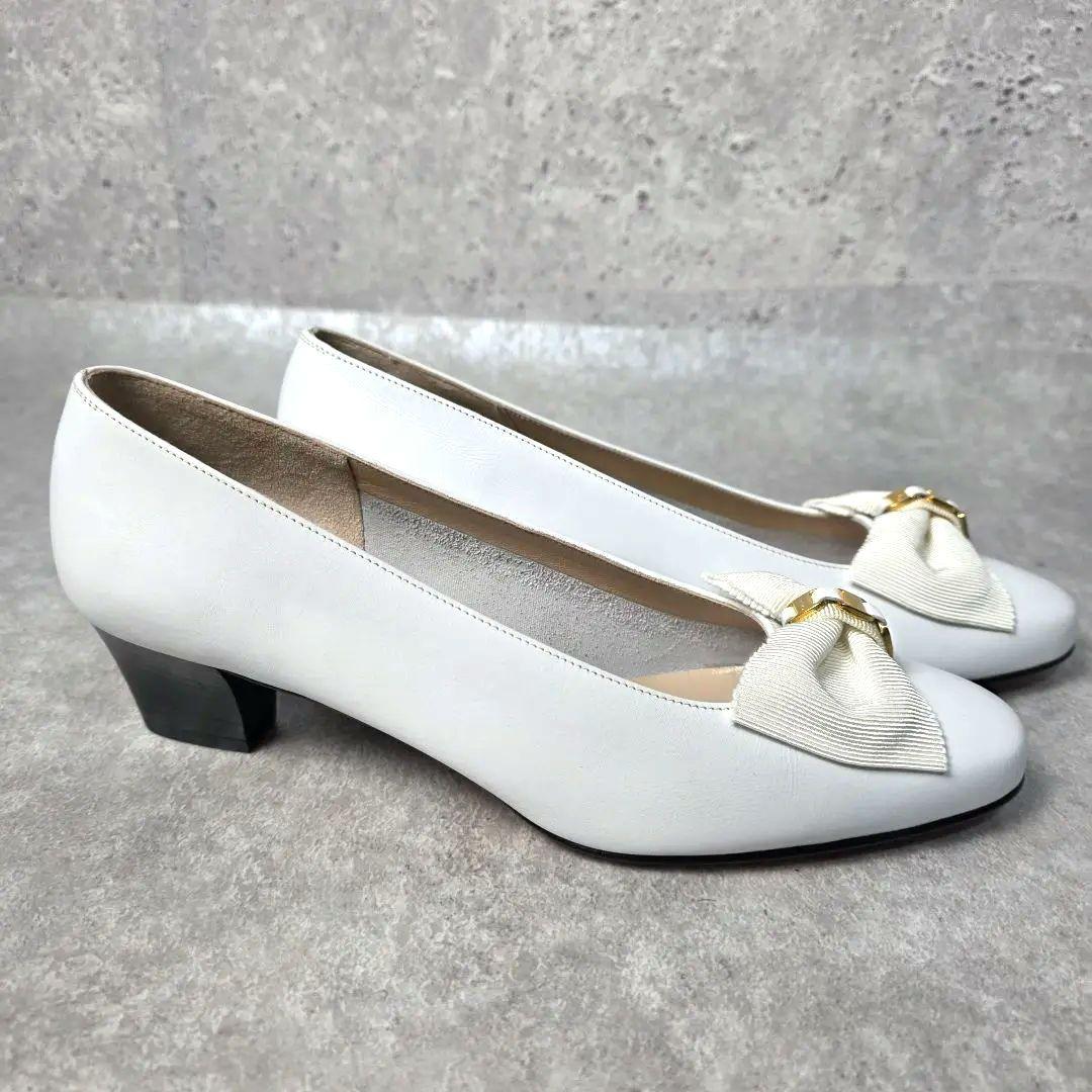 極美品 フェラガモ ホワイト リボン パンプス レザー 24cm