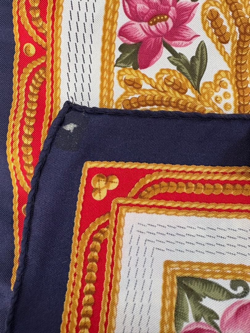 美品　LOEWE 　ロエベ　ヴィンテージ　スカーフシルク100%　大判イタリア製