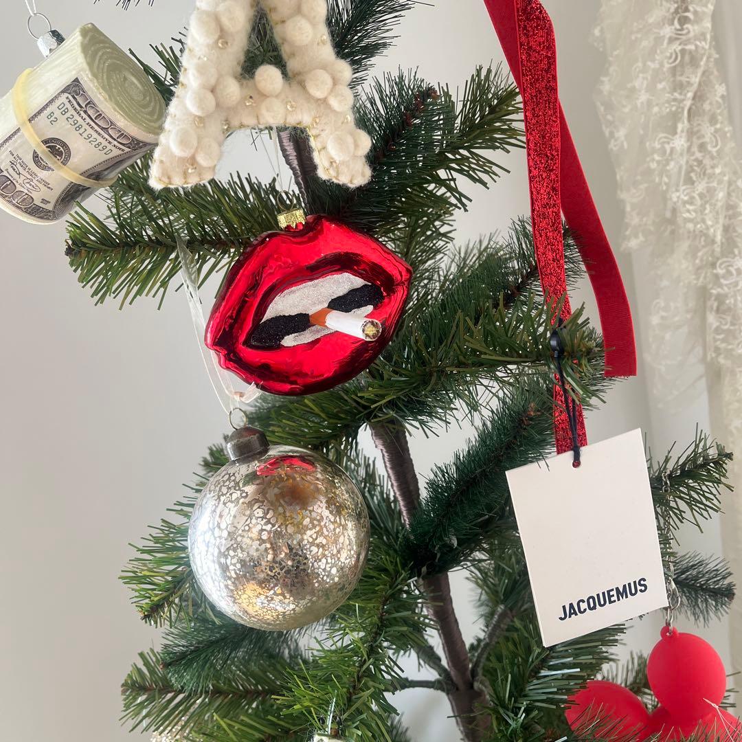 アスティエ。赤い唇のクリスマスオーナメント