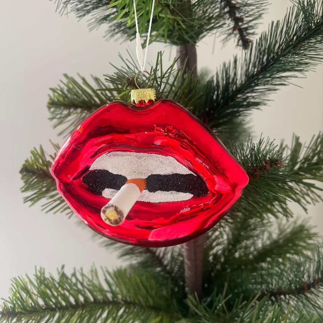 アスティエ。赤い唇のクリスマスオーナメント