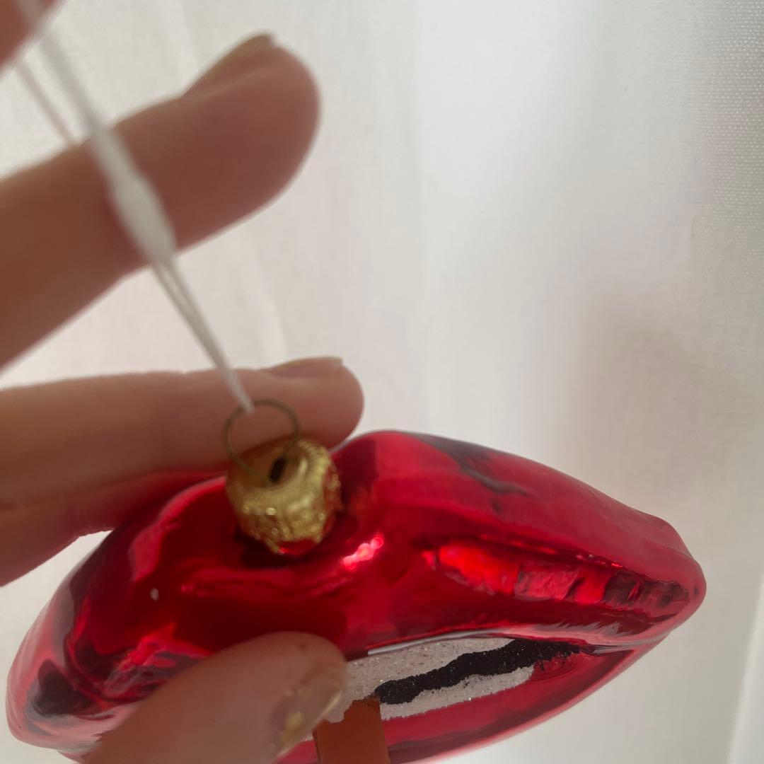 アスティエ。赤い唇のクリスマスオーナメント