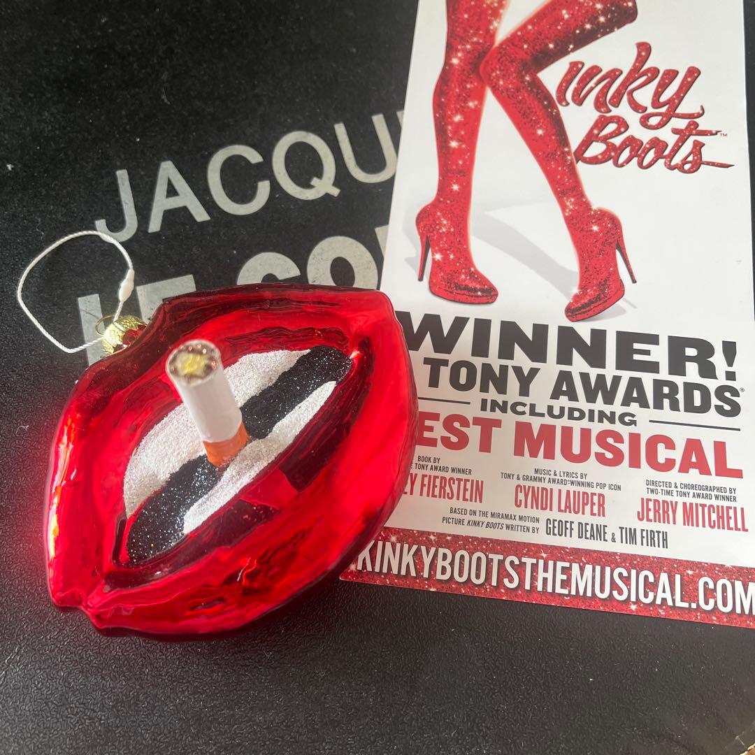 アスティエ。赤い唇のクリスマスオーナメント