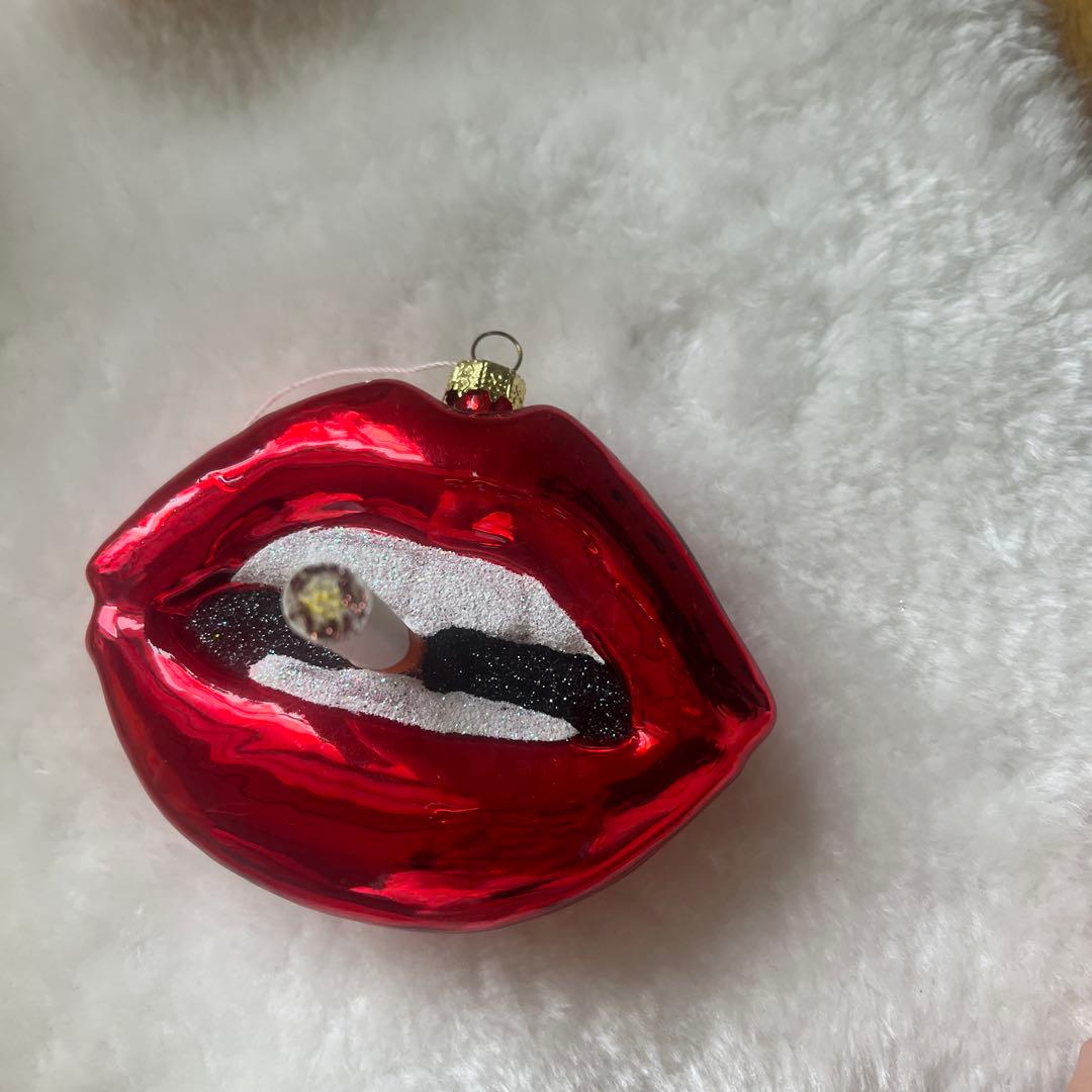 アスティエ。赤い唇のクリスマスオーナメント