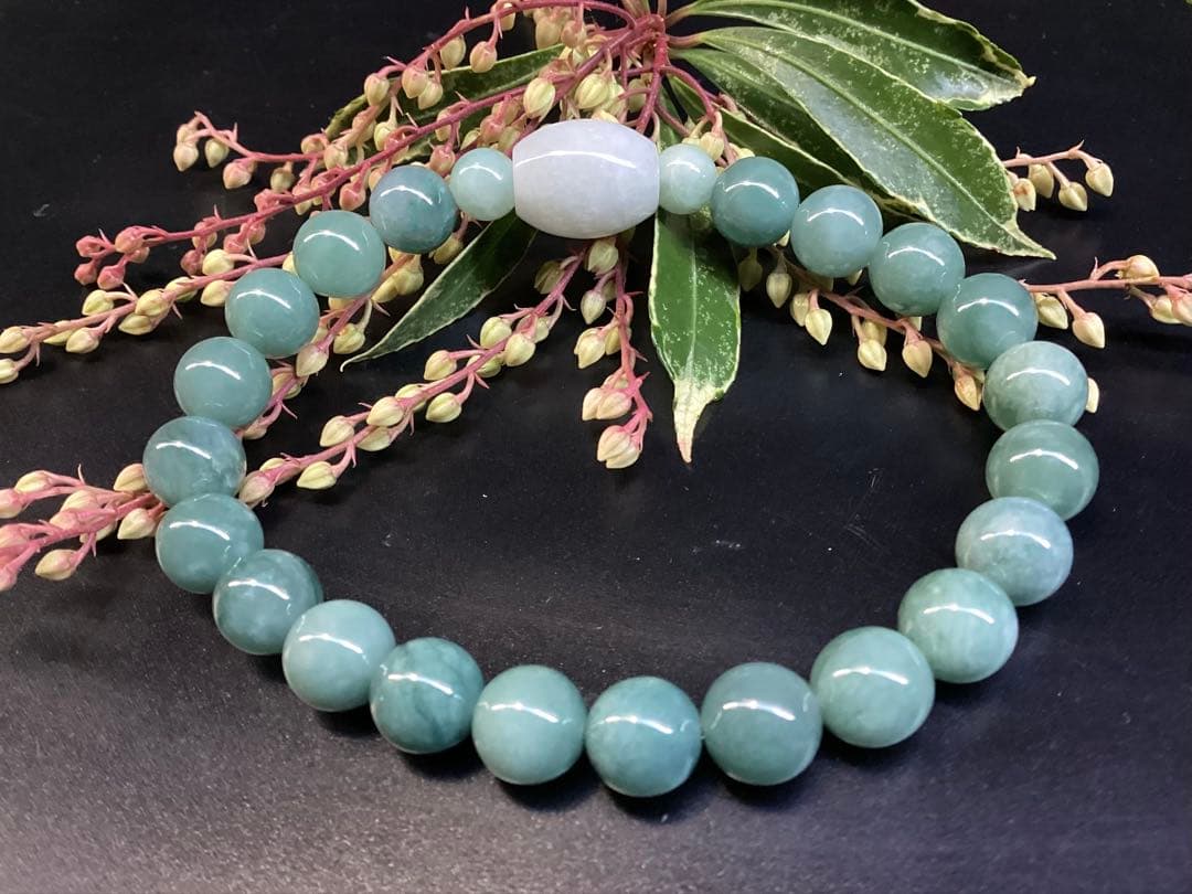 ✳1点限り‼️ 糸魚川翡翠入りコン沢青緑色　棗型入りブレスレット　本物保証品です‼️