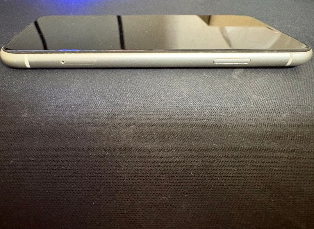 iPhone11 本体　ホワイト