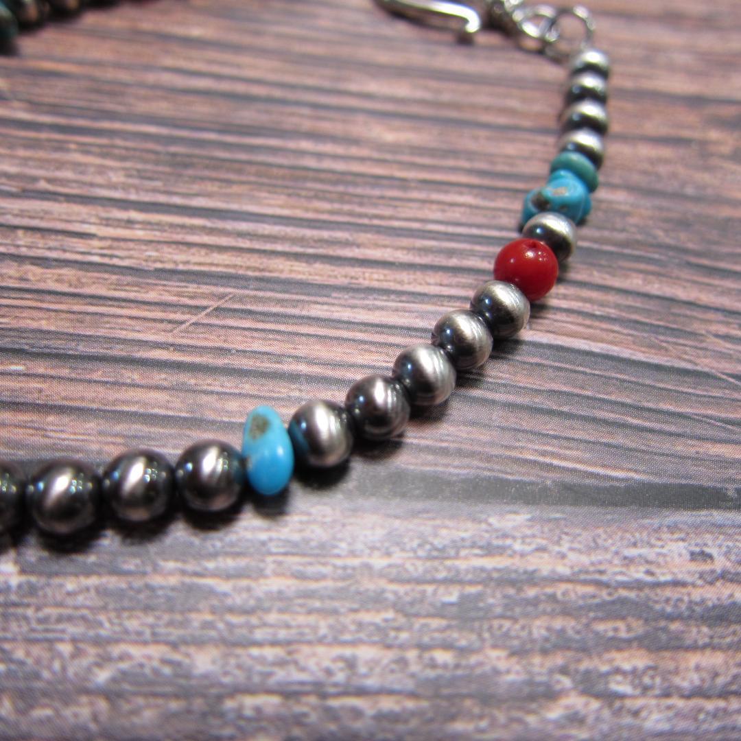 YQ936ナバホパールとキングマンターコイズさざれ、レッドコーラルのブレスレット