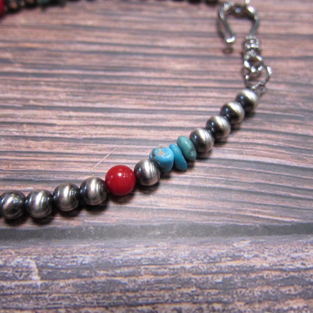 YQ936ナバホパールとキングマンターコイズさざれ、レッドコーラルのブレスレット