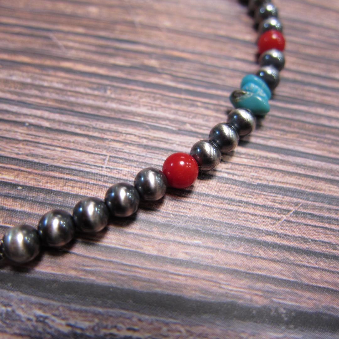 YQ936ナバホパールとキングマンターコイズさざれ、レッドコーラルのブレスレット