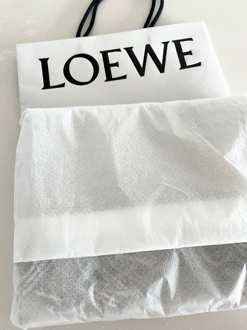 [新品]LOEWE ホワイト フリンジマフラーショッパー付き プレゼントに
