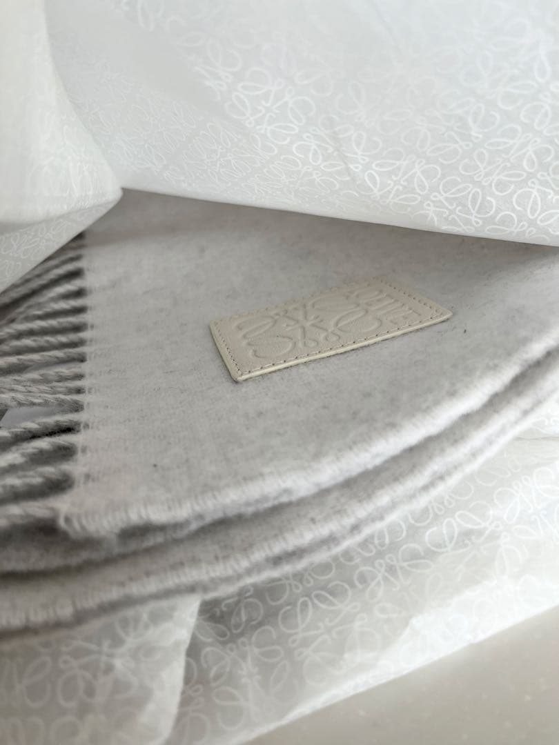 [新品]LOEWE ホワイト フリンジマフラーショッパー付き プレゼントに