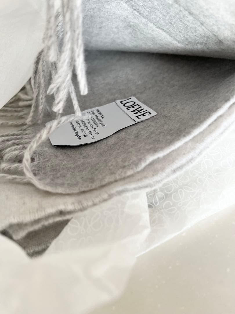 [新品]LOEWE ホワイト フリンジマフラーショッパー付き プレゼントに