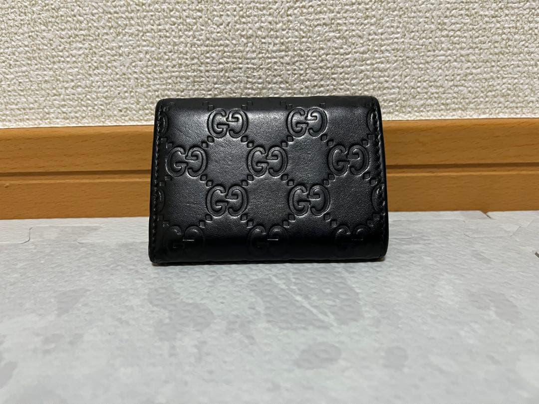 GUCCI ブラック エンボスロゴ 三つ折り財布