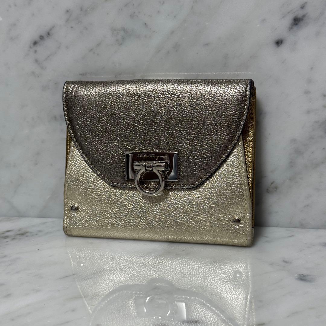 サルヴァトーレフェラガモ ゴールド シルバー 二つ折り財布 ガンチーニ