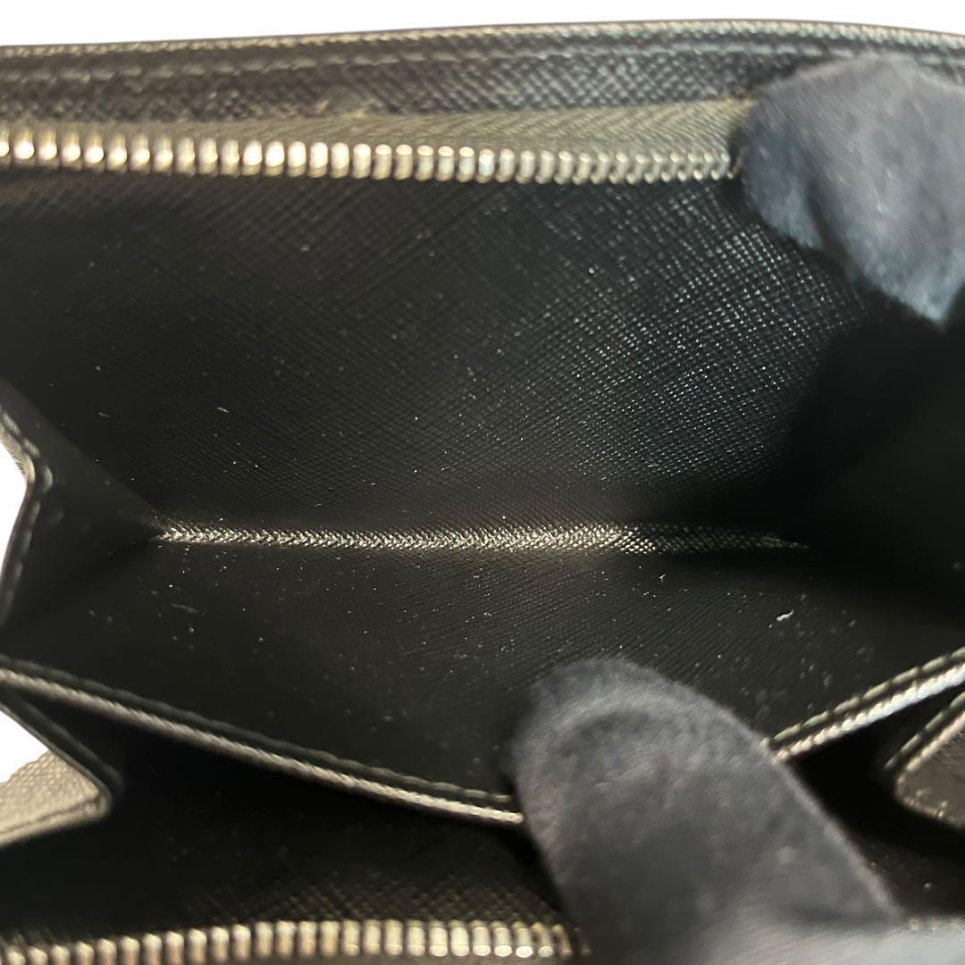 新品級✨プラダ 二つ折り財布 サフィアーノレザー シャイン チャーム ブラック