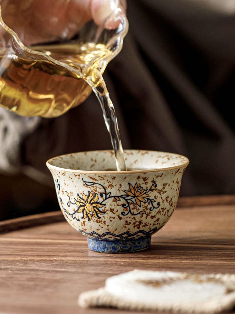 花模様の陶器茶碗