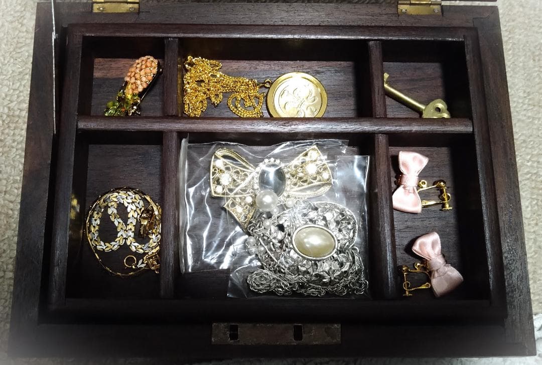 アクセサリー付き！宝箱　アンティーク木製コレクションボックス