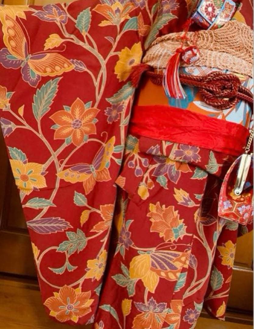 七歳の女の子のお支度　臙脂色　紅型風模様渋め　正絹振袖　七五三セット