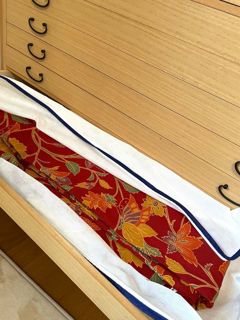 七歳の女の子のお支度　臙脂色　紅型風模様渋め　正絹振袖　七五三セット